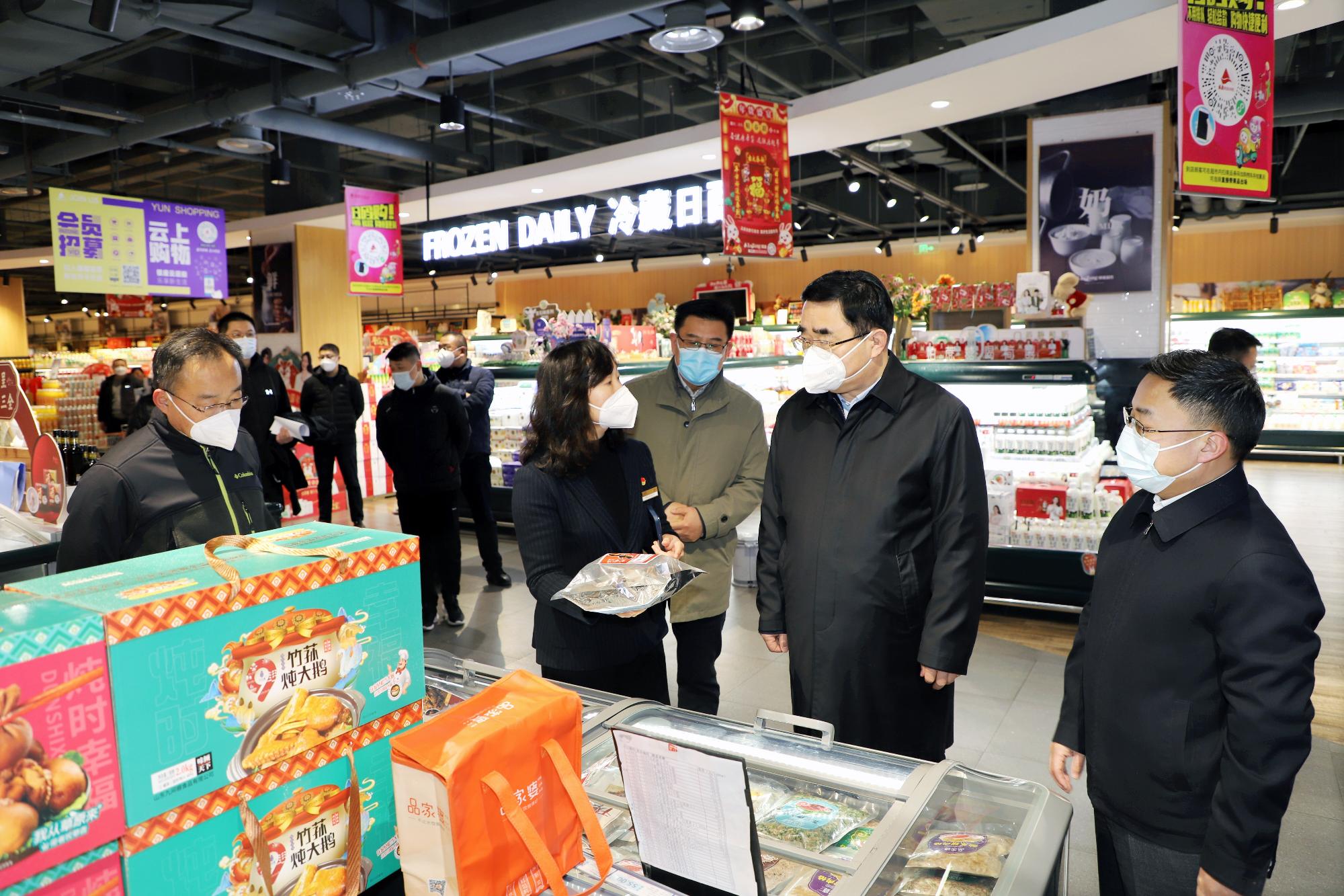 省國資委黨委書記、主任滿慎剛到魯商集團銀座濟南玉函店調研